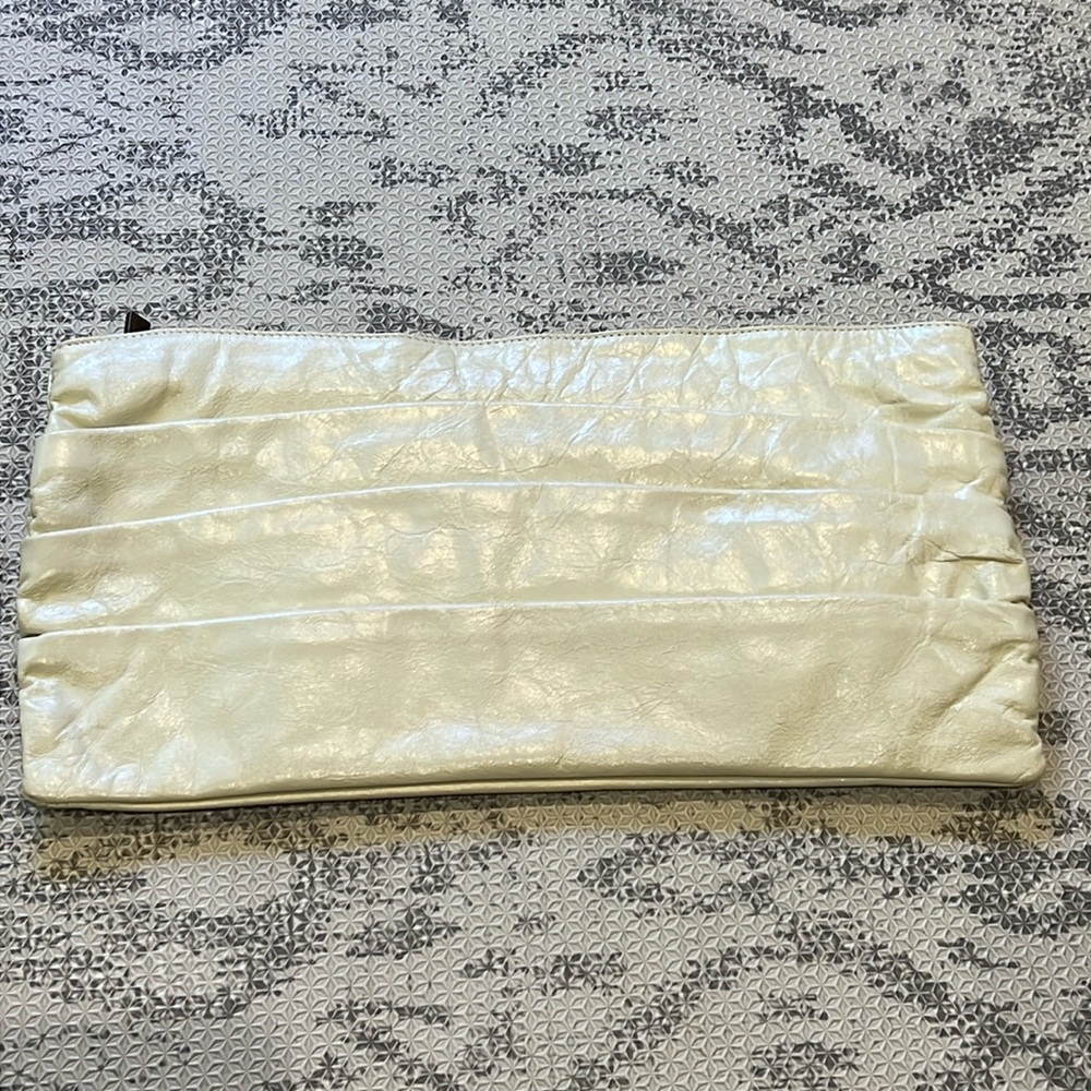 Hobo clutch in cream
